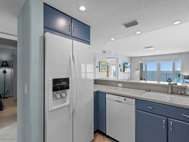 $4,000 | 2700 Ocean Drive, Unit 404, Vero Beach, FL 32963