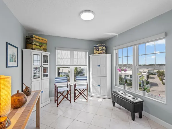 $4,000 | 2700 Ocean Drive, Unit 404, Vero Beach, FL 32963