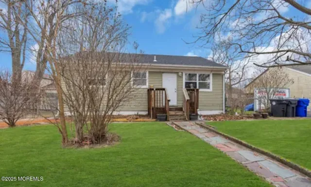 a view of a yard in front of house