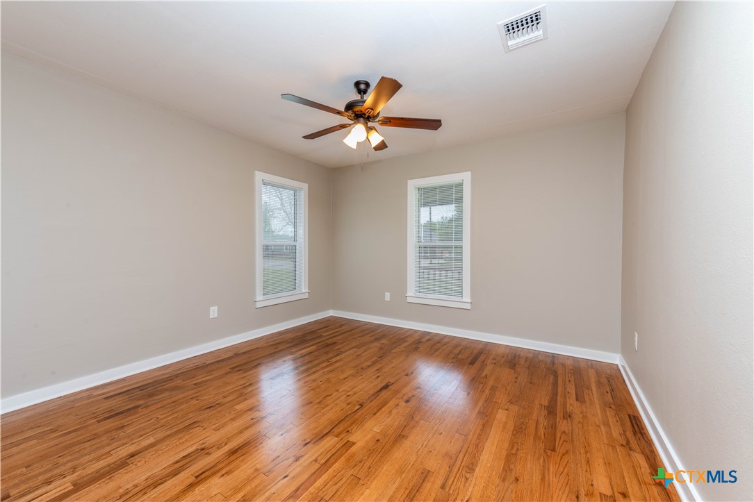 705 South Laurel Avenue Luling, TX 78648 - Photo 10 of 31