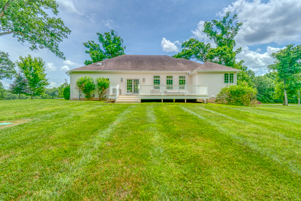 3550 East Bishop Road Mount Vernon, IL 62864 - Photo 52 of 61 a view of a house with a garden
