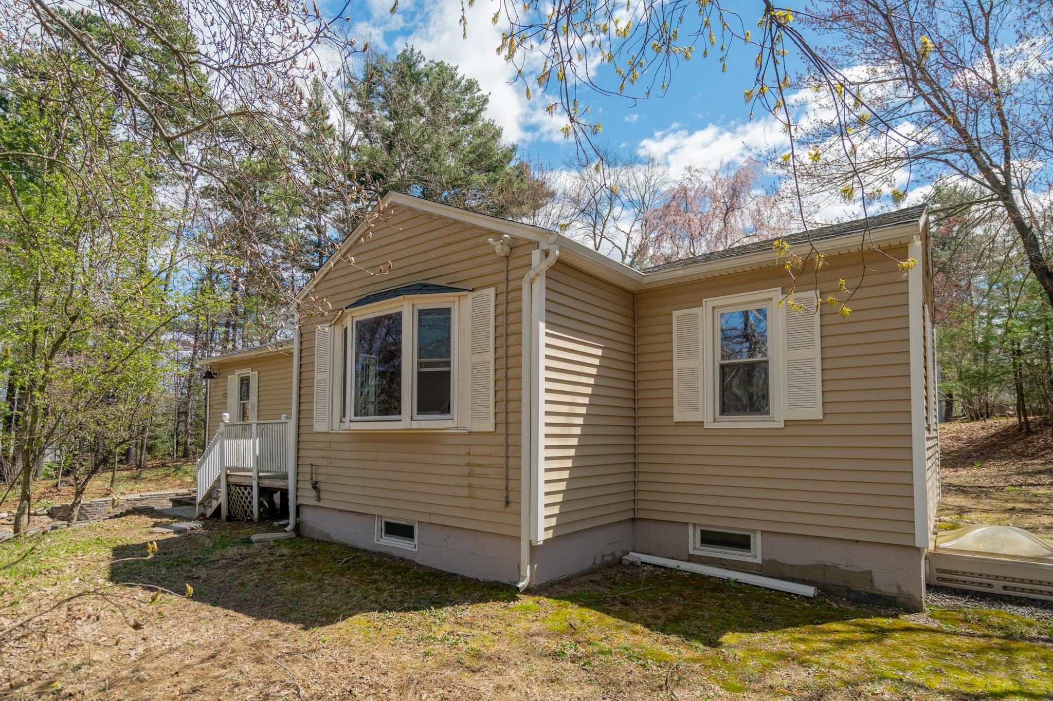 10 Beacon Street Londonderry, NH 03038 - Photo 2 of 18