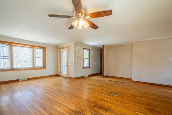 $275,000 | 10 Beacon Street, Londonderry, NH 03038