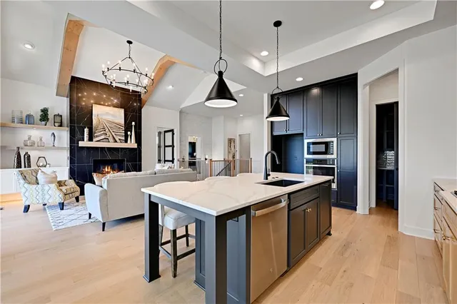 $879,900 | 24909 West 98th Place, Lenexa, KS 66227