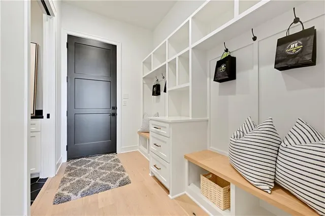 $879,900 | 24909 West 98th Place, Lenexa, KS 66227