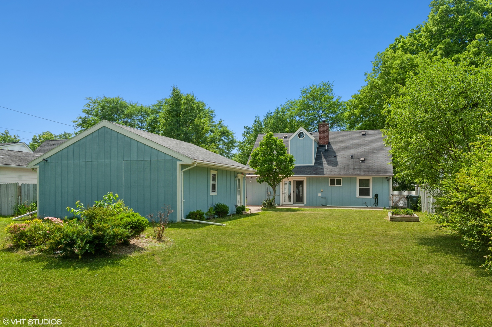 109 South Quentin Road Palatine, IL 60067 - Photo 22 of 23 a view of a house with a garden