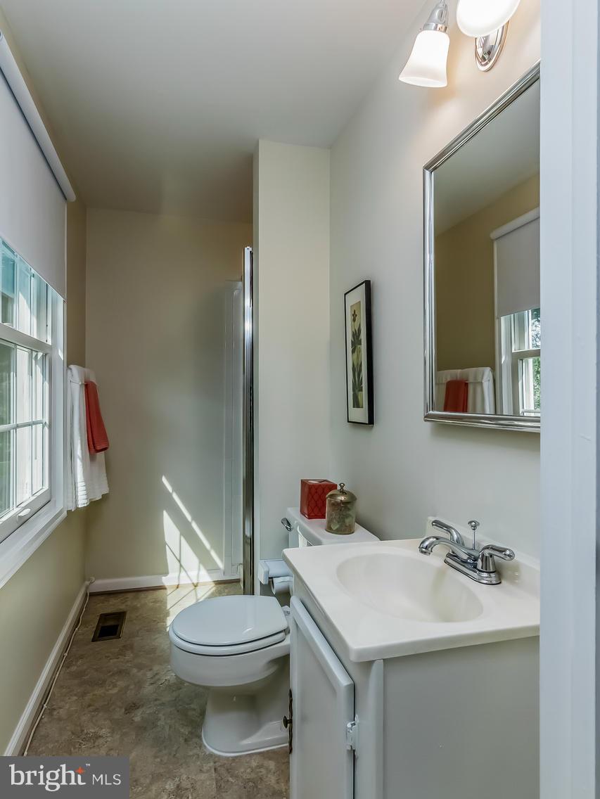 20729 Bell Bluff Road Gaithersburg, MD 20882 - Photo 16 of 30 Bath (Master)
