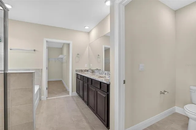 a view of a house with backyard and garden