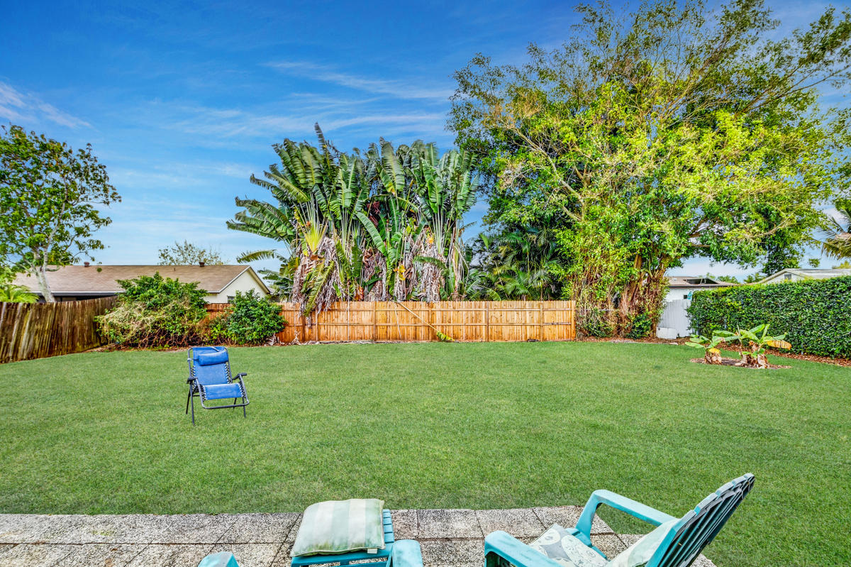 19594 Liberty Road Boca Raton, FL 33434 - Photo 38 of 53 a backyard of a house with lots of green space