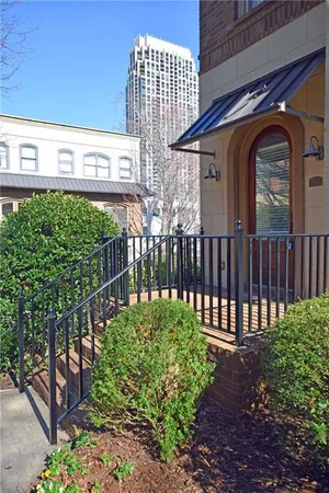 a view of a back yard