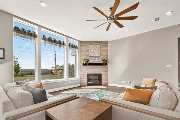 $689,000 | 205 Lakehouse Landing Drive, Katy, TX 77493