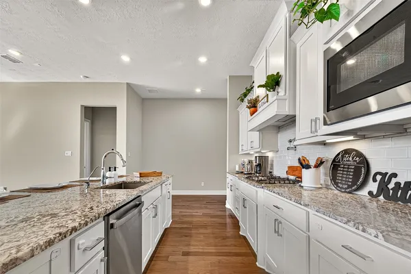 $689,000 | 205 Lakehouse Landing Drive, Katy, TX 77493