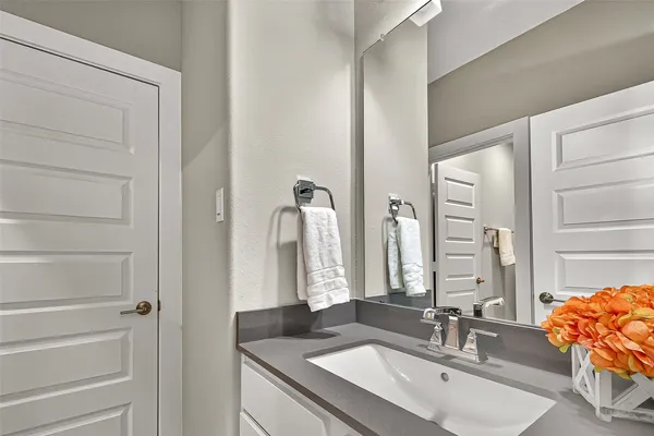 $689,000 | 205 Lakehouse Landing Drive, Katy, TX 77493