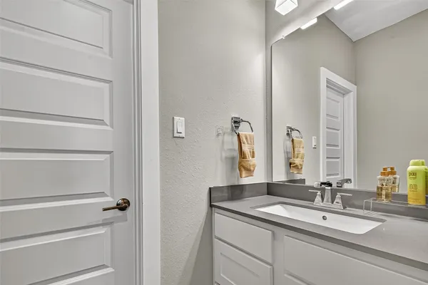 $689,000 | 205 Lakehouse Landing Drive, Katy, TX 77493