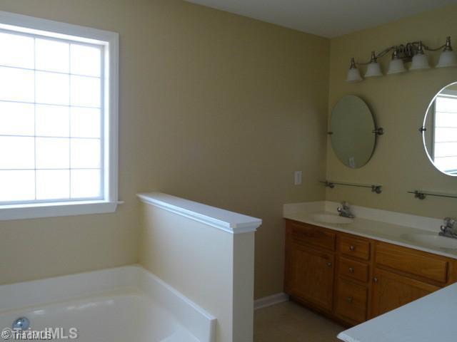 670 Hunters Knoll Road Winston-Salem, NC 27106 - Photo 9 of 16 Master Bath/Spa.