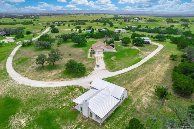 $975,000 | 233 N Fork, Bandera, TX 78003