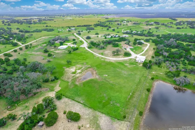 $975,000 | 233 N Fork, Bandera, TX 78003