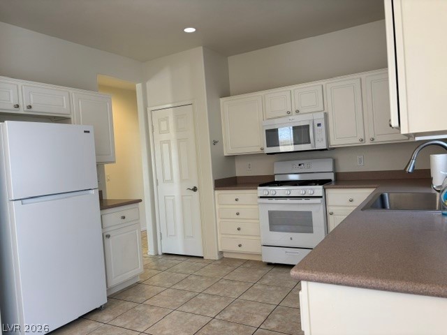 2866 Shimmering Bay Street Laughlin, NV 89029 - Photo 10 of 32 A well-appointed kitchen features ample cabinetry, durable countertops, and a full suite of appliances.