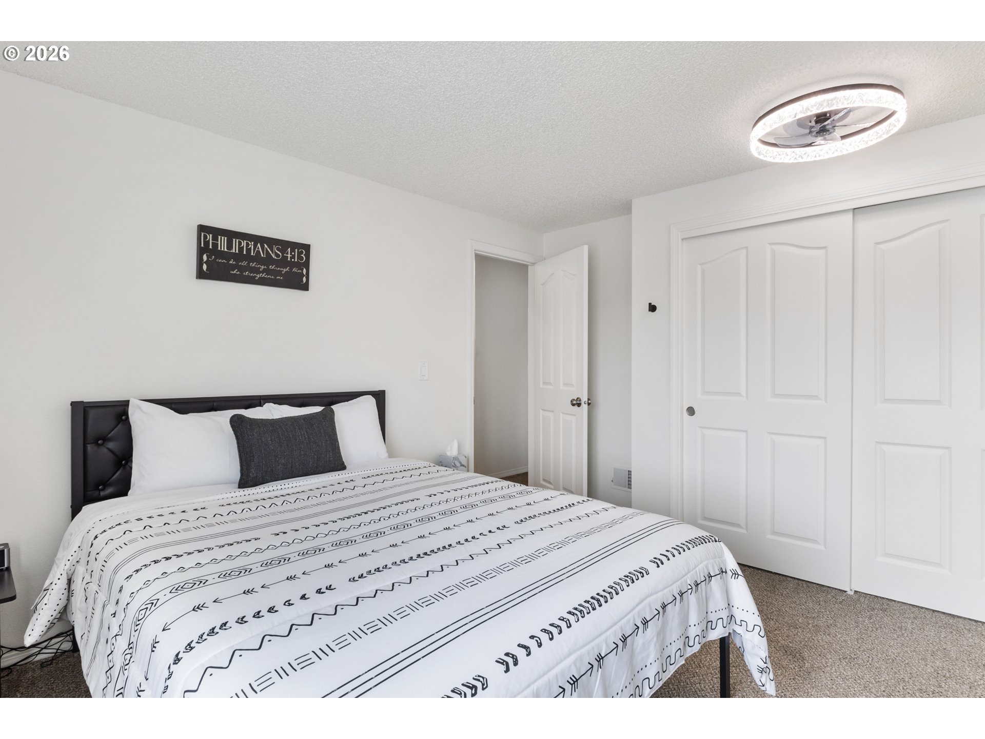 3828 Auburn Road Northeast Salem, OR 97301 - Photo 17 of 34 a bedroom with a bed and a lamp