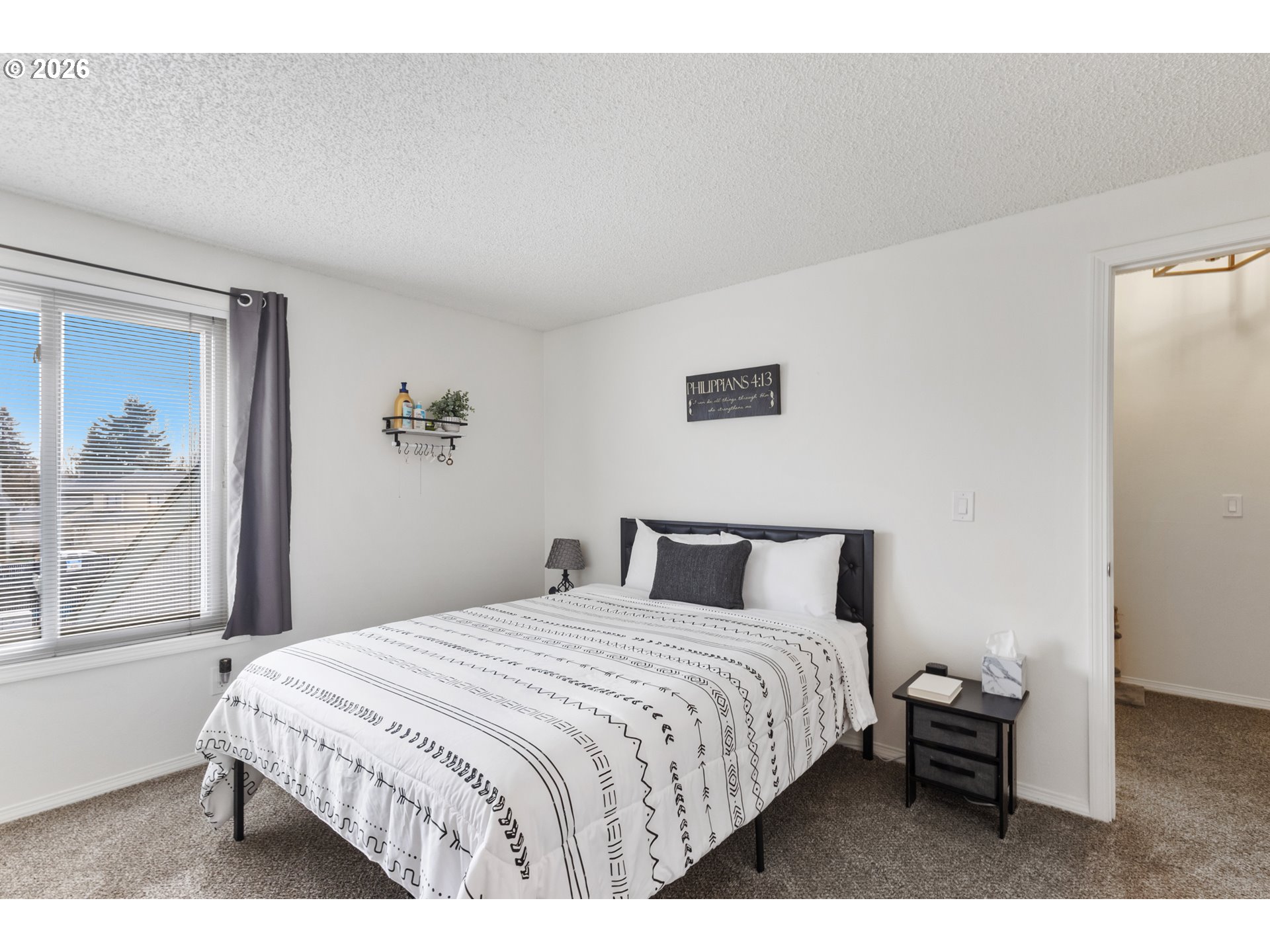 3828 Auburn Road Northeast Salem, OR 97301 - Photo 18 of 34 a bedroom with a large bed and a window
