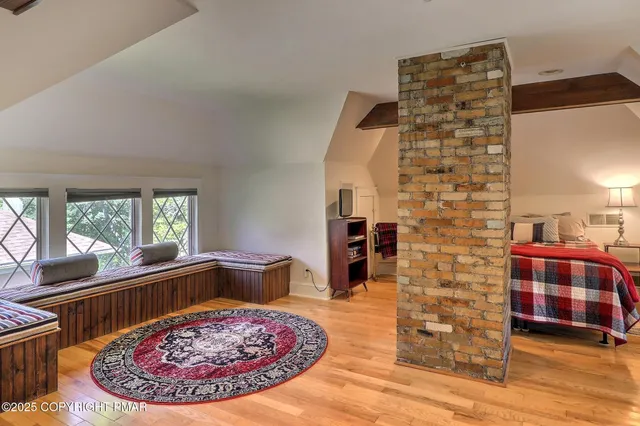 a picture of a wall with a white wall