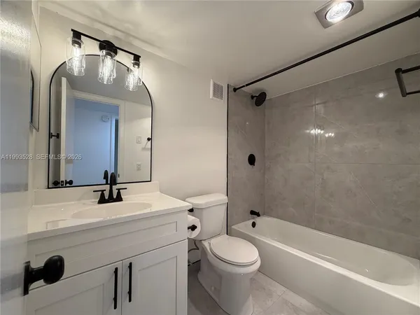 $2,400 | 400 Commodore Drive, Unit 101, Plantation, FL 33325