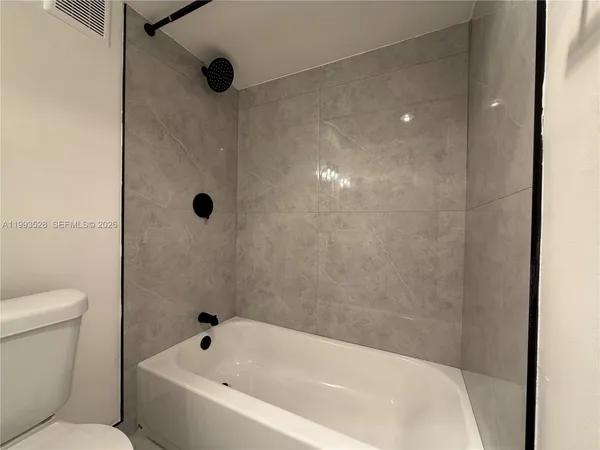 $2,400 | 400 Commodore Drive, Unit 101, Plantation, FL 33325