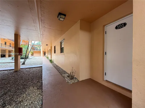 $2,400 | 400 Commodore Drive, Unit 101, Plantation, FL 33325