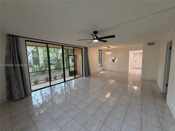 $2,400 | 400 Commodore Drive, Unit 101, Plantation, FL 33325