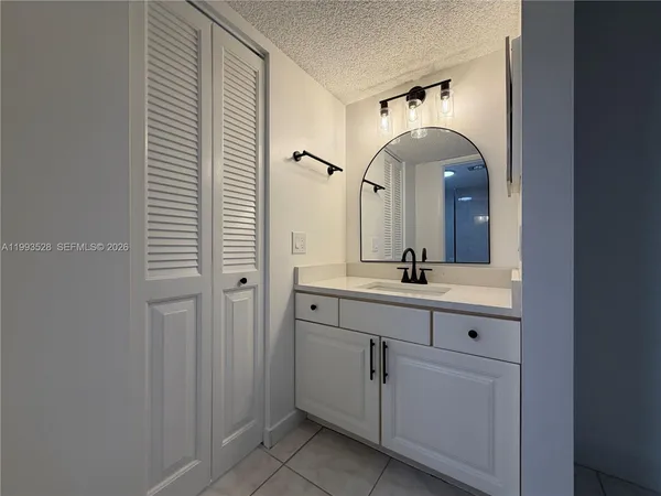 $2,400 | 400 Commodore Drive, Unit 101, Plantation, FL 33325