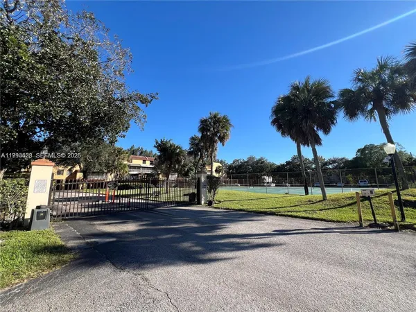 $2,400 | 400 Commodore Drive, Unit 101, Plantation, FL 33325