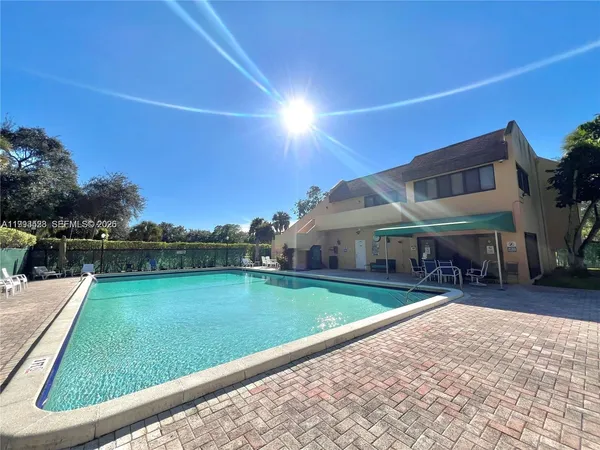 $2,400 | 400 Commodore Drive, Unit 101, Plantation, FL 33325