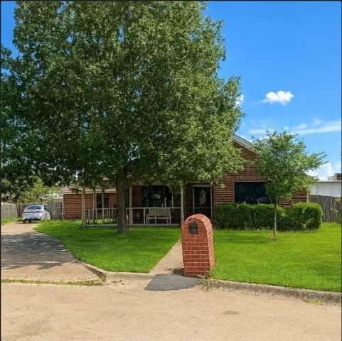 $2,300 | 1008 Treys Court, Sanger, TX 76266