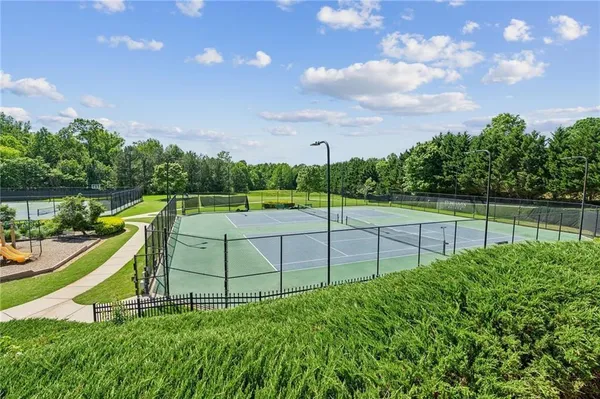 a view of a backyard