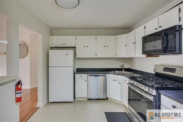 $2,500 | 69 Amberly Court, Unit 165, Franklin Park, NJ 08823