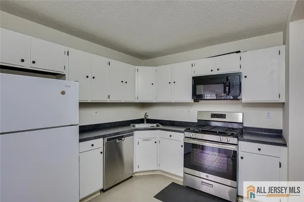 $2,500 | 69 Amberly Court, Unit 165, Franklin Park, NJ 08823