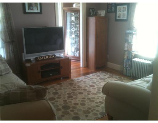 9 Oneida Street Pawtucket, RI 02860 - Photo 9 of 14 Living Room.