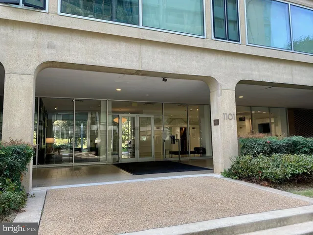a view of a house with backyard and garden