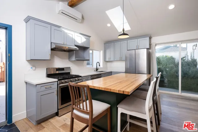 $3,250 | 6461 Whitman Avenue, Lake Balboa, CA 91406