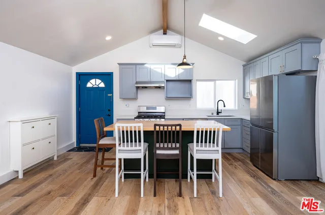 $3,250 | 6461 Whitman Avenue, Lake Balboa, CA 91406