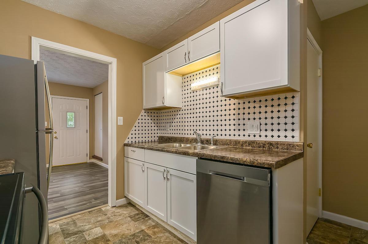1872 Alsace Road Columbus, OH 43232 - Photo 7 of 25 Gallery Image 7