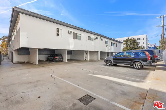 $1,895 | 5555 Carlton Way, Unit 12, Los Angeles, CA 90028