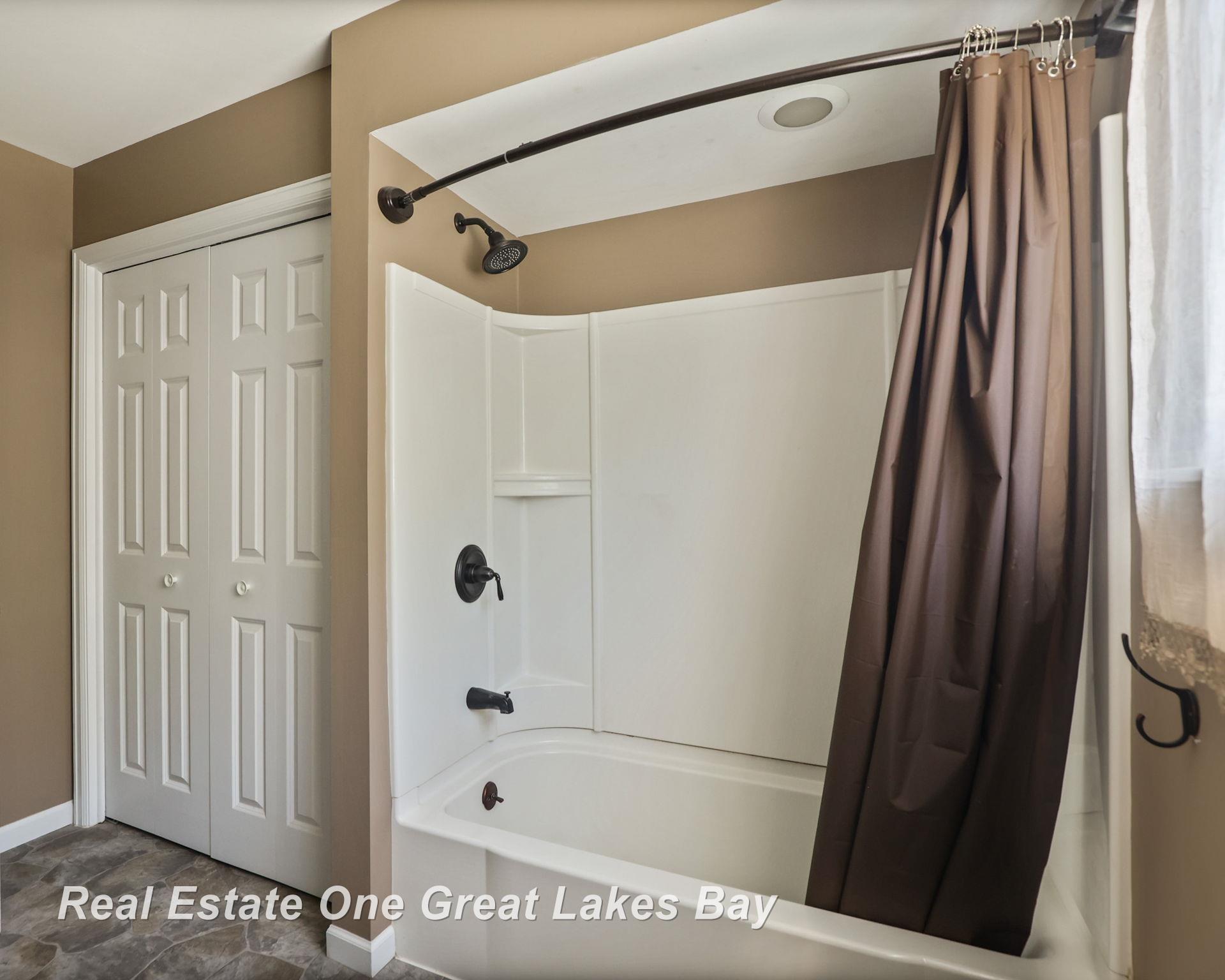 8036 Ohern Road Saginaw, MI 48609 - Photo 21 of 48 5 PIECE BATH!