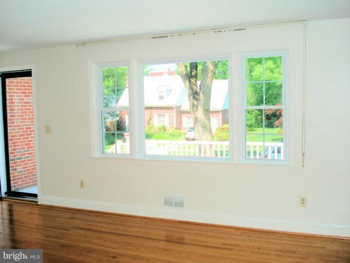 613 Piccadilly Road Towson, MD 21204 - Photo 11 of 25 Living Room