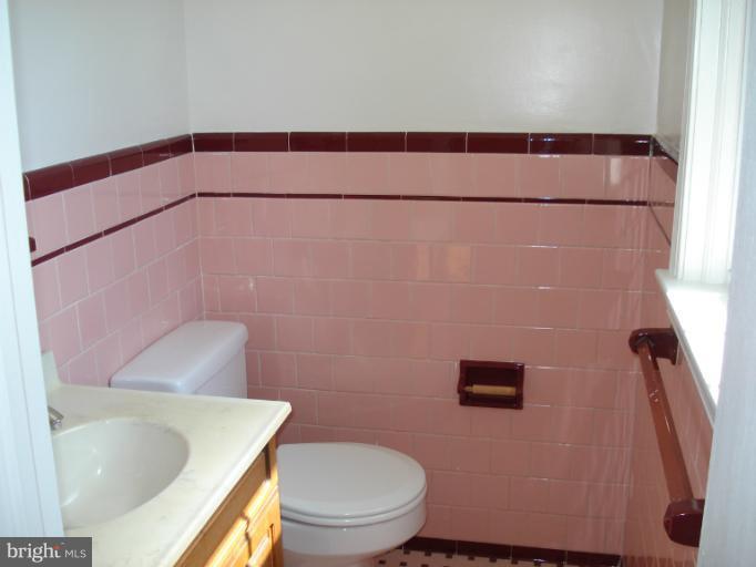 613 Piccadilly Road Towson, MD 21204 - Photo 12 of 25 Bath