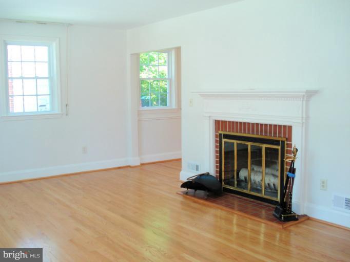 613 Piccadilly Road Towson, MD 21204 - Photo 7 of 25 Living Room