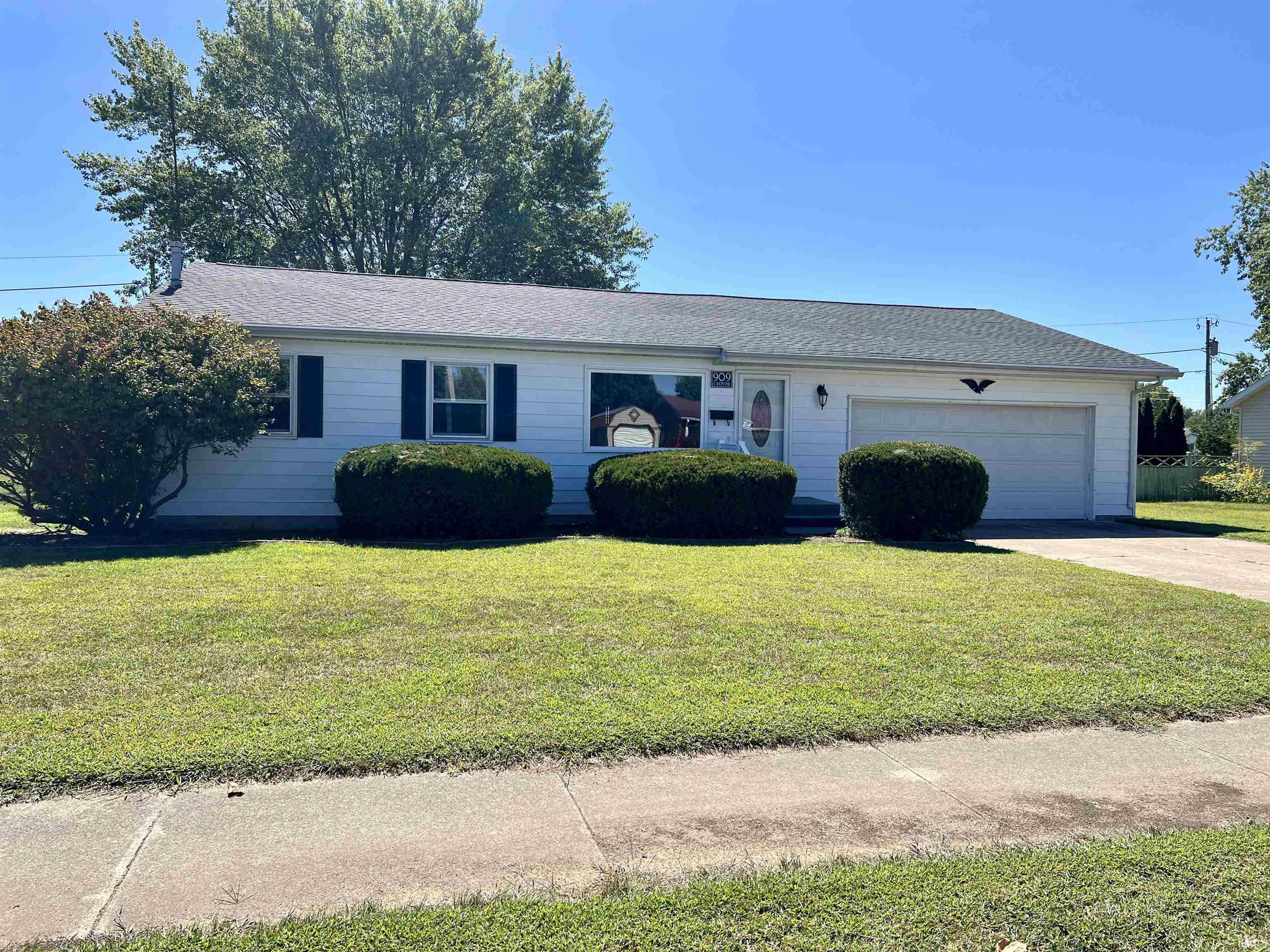 909 Clover Street Rochester, IN 46975 - Photo 1 of 23