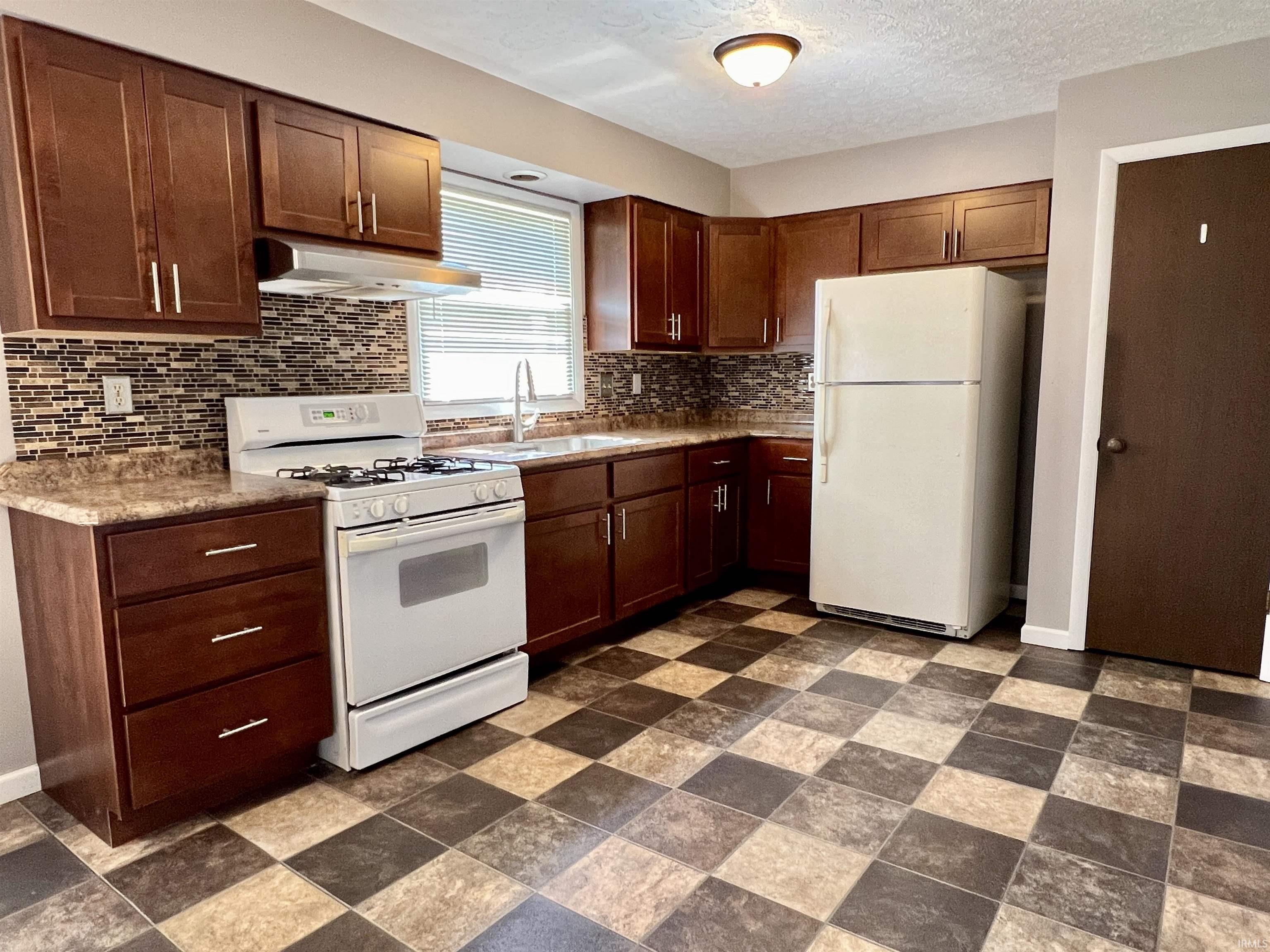 909 Clover Street Rochester, IN 46975 - Photo 12 of 23