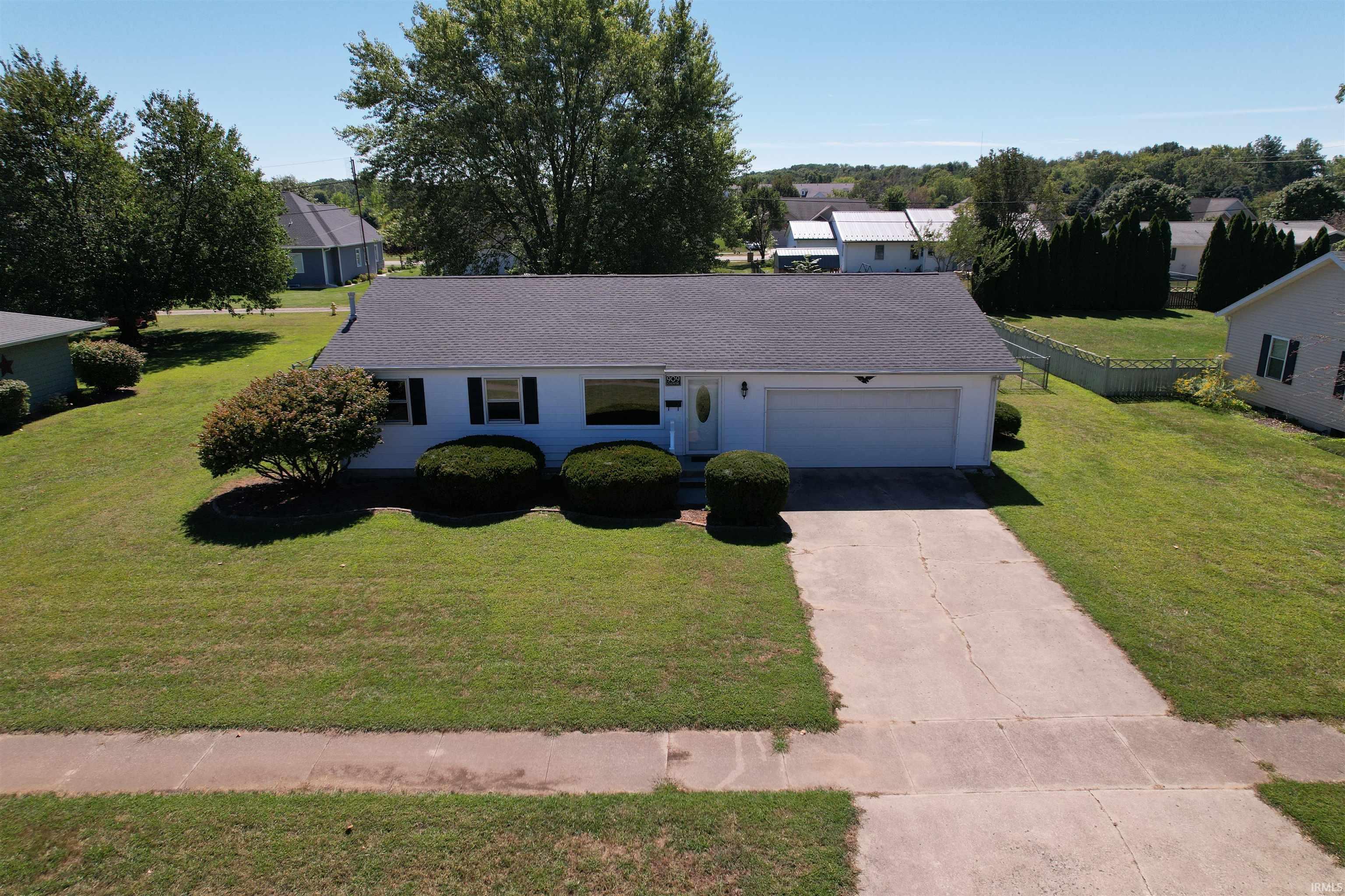 909 Clover Street Rochester, IN 46975 - Photo 2 of 23