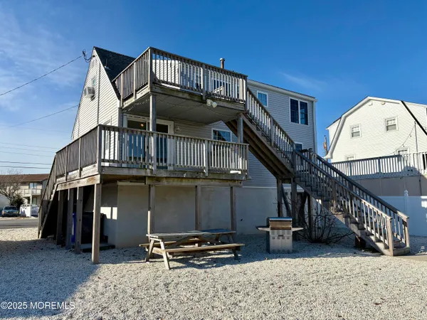 a view of entryway with a front door